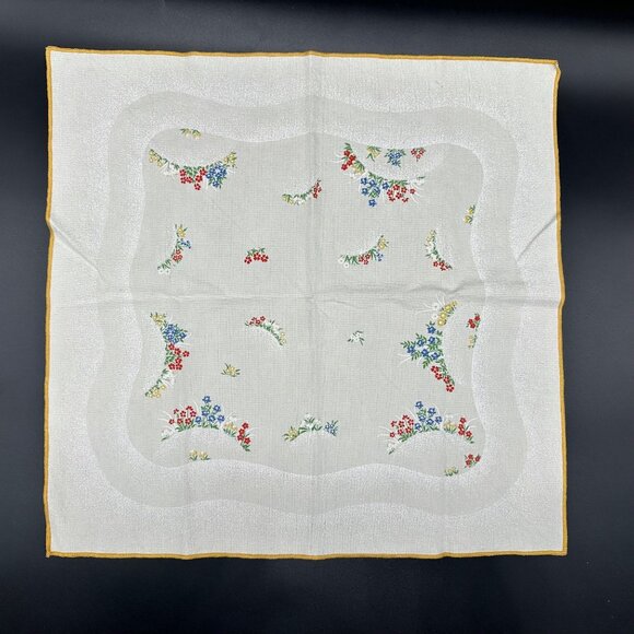 Vintage Tablecloth and 8 Napkin Set Round Flowers Scalloped Edge Floral Spring - Picture 5 of 10